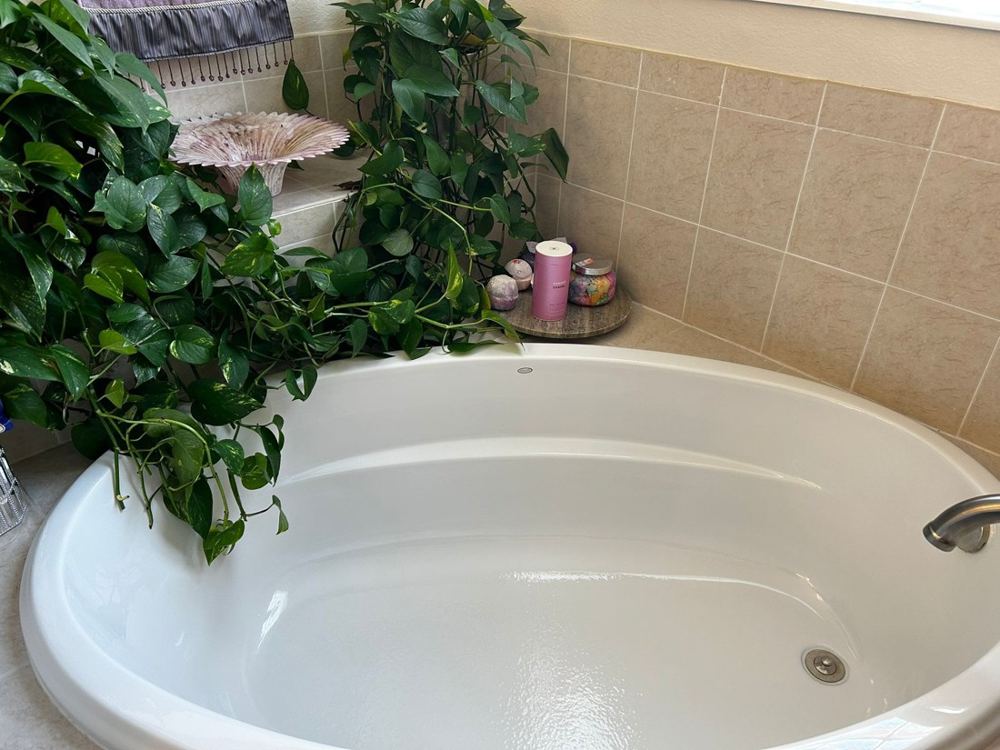 Bathtub after cleaning by Amanda’s Elite Services